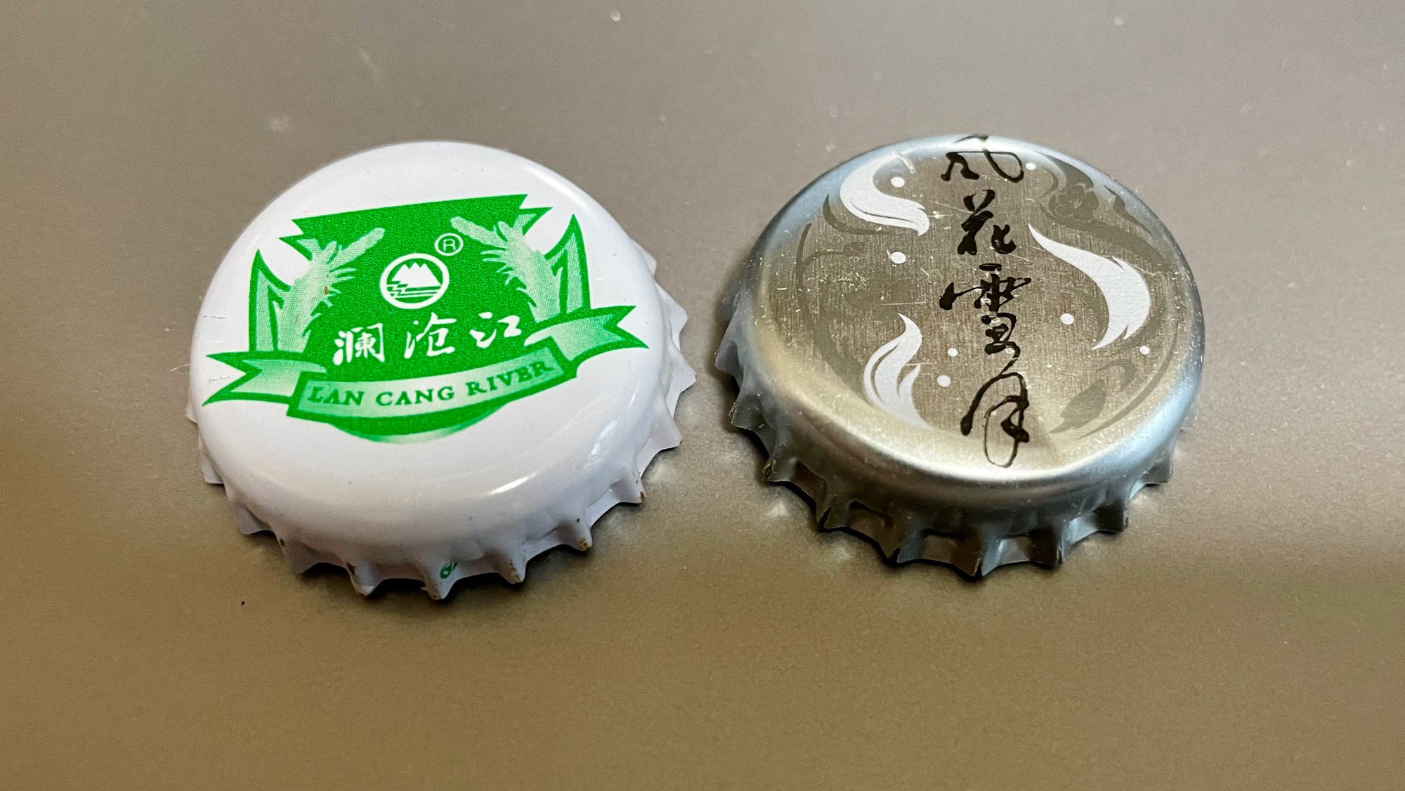 澜沧江啤酒和风花雪月啤酒的瓶盖