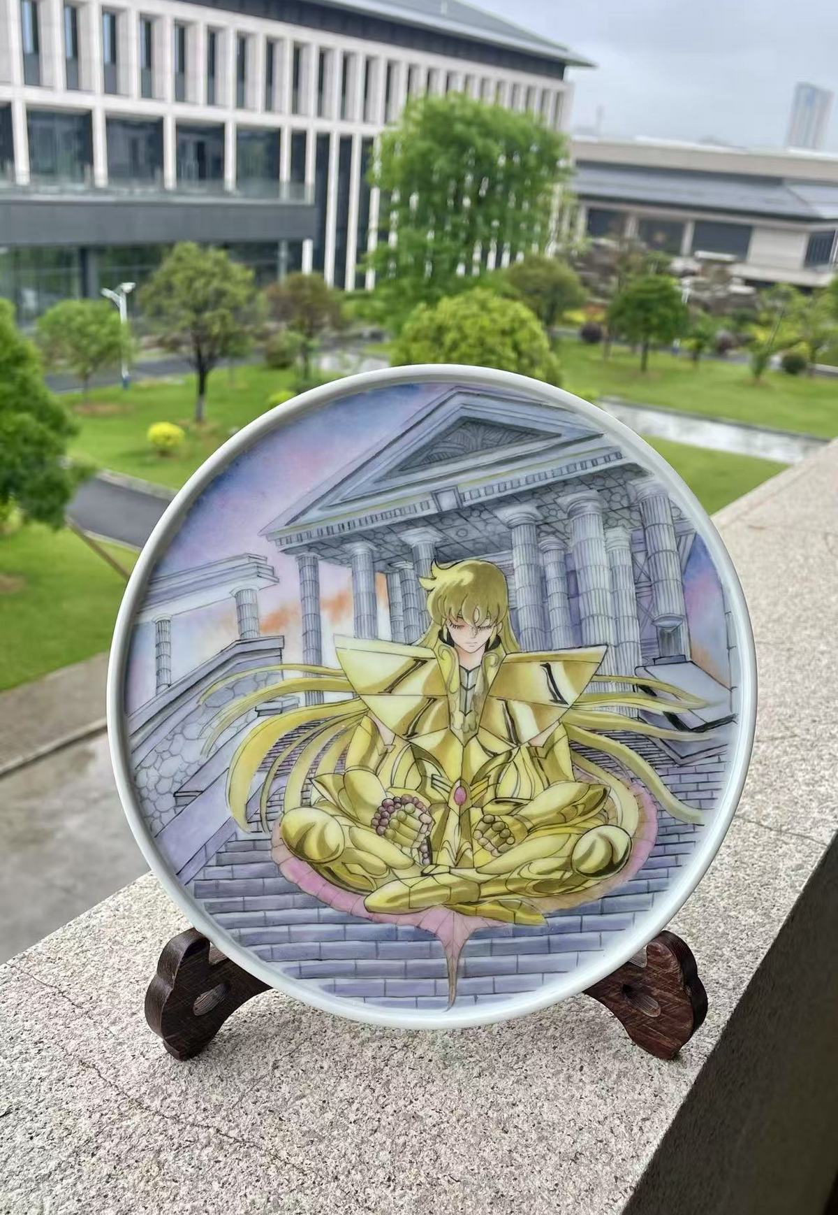 订画的景德镇赏盘：处女座黄金圣斗士 沙加
