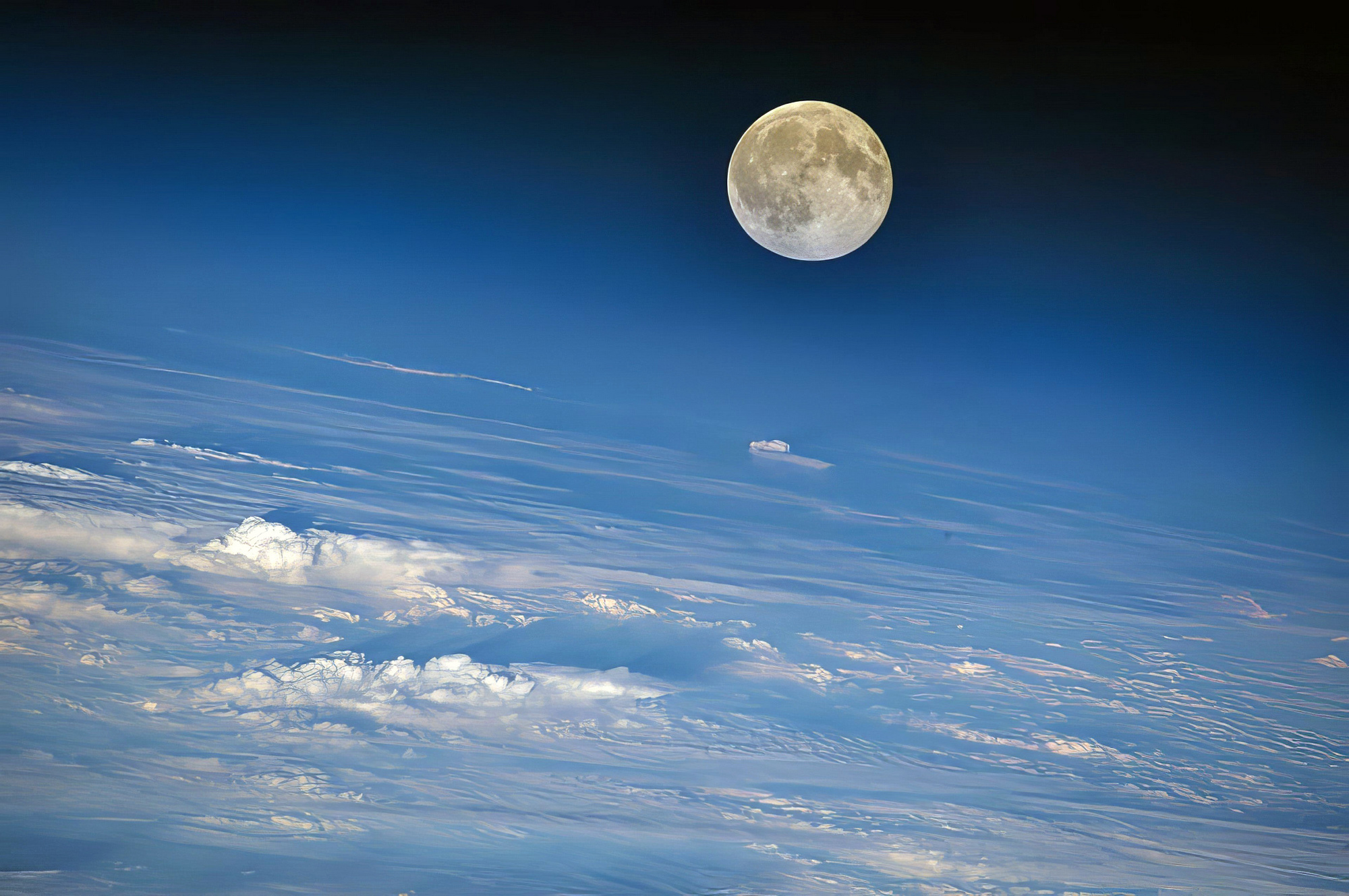 从太空拍摄的满月